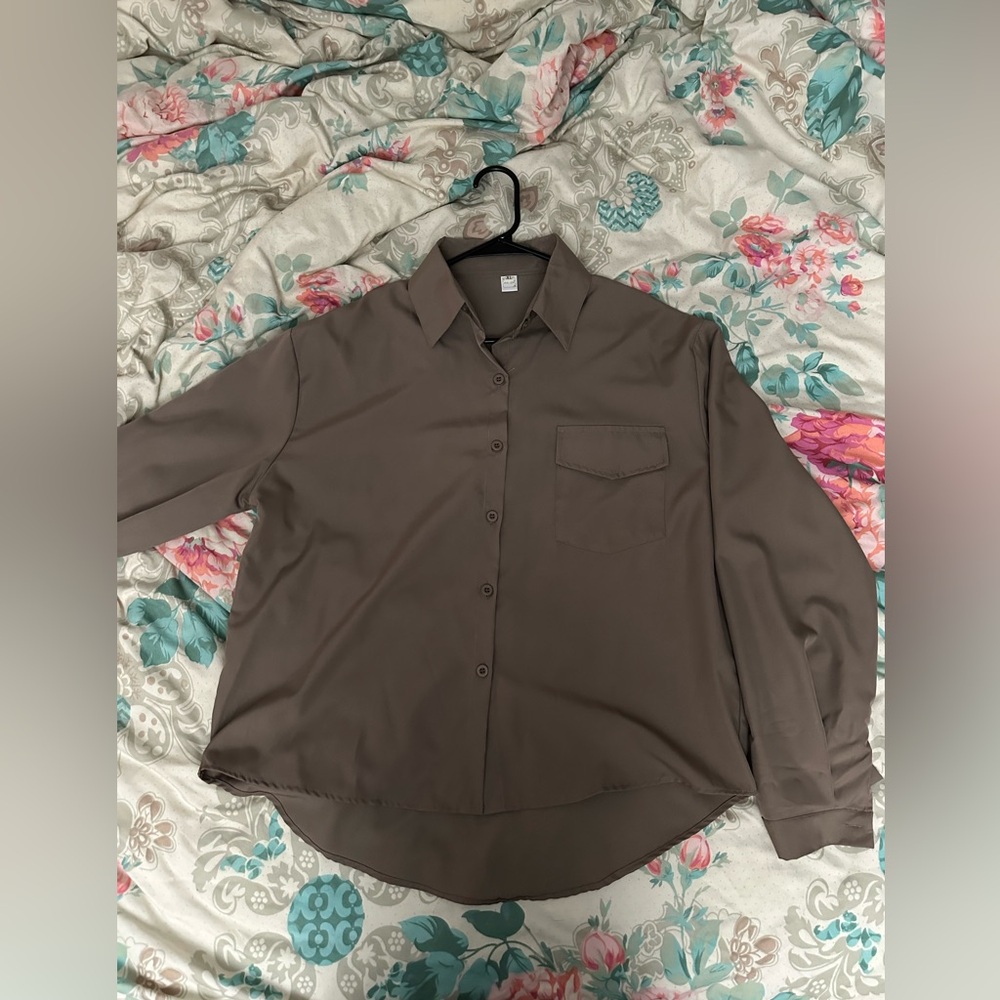 Nice color it doesn’t wrinkle easily. Never worn no tag